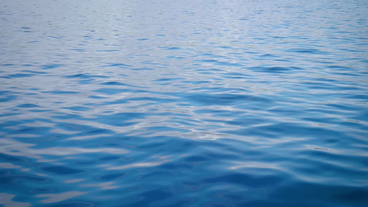 깊은 슬로우 모션의 아름다운 푸른 파도