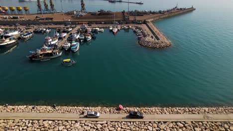 barco pesquero saliendo del puerto para ir a pescar en el mar, barcos anclados en muelles