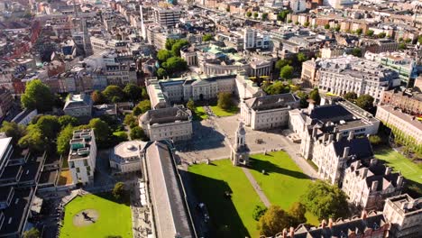 la órbita aérea del trinity college se inclina hacia arriba y revela el centro de la ciudad de dublín.