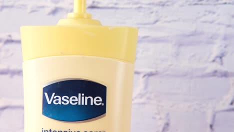 vaseline intensive care lotion bottle