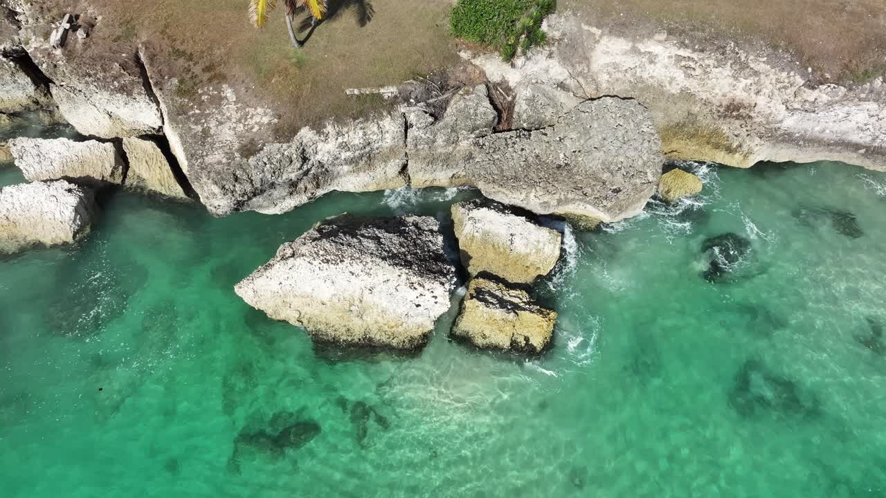 Vista aerea dell'acqua turchese e della costa rocciosa lungo la costa di Atlantic Shores, Barbados
