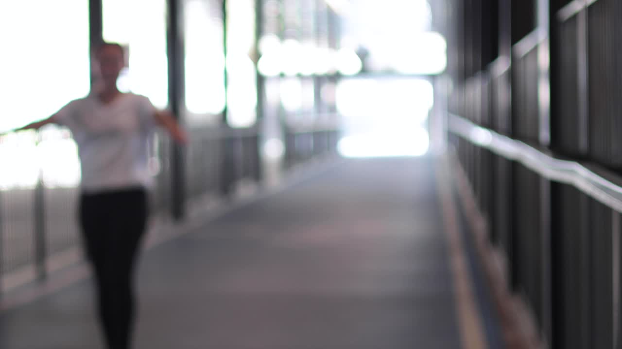 복도에서 개별적으로 스트레칭을 하는 것