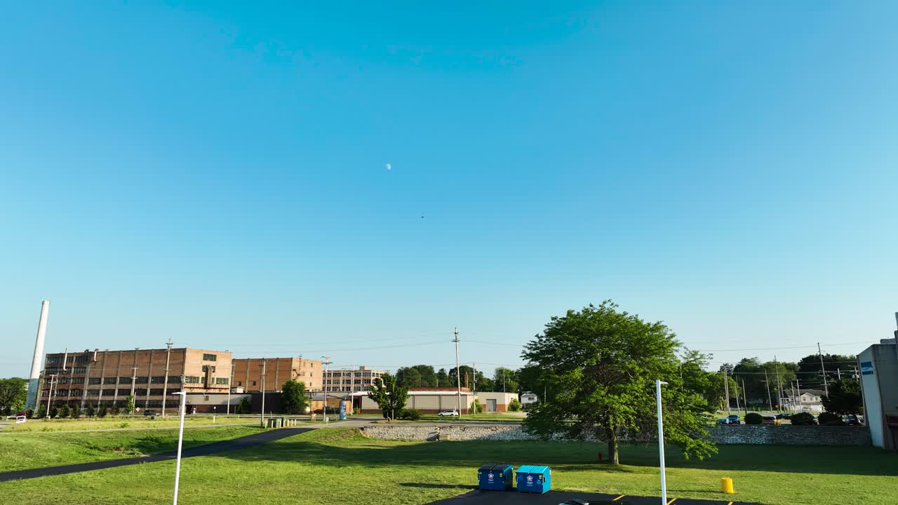 멀리서 비행하는 헬리 ⁇ 터