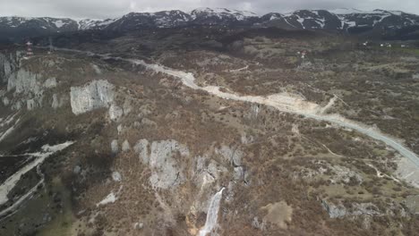 Vista-Aérea-Del-Paisaje-Rocoso-De-Montenegro-Con-Cascada-Skakavica