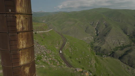 paisaje euroasiático aislado con un camino sinuoso y una misteriosa torre oxidada