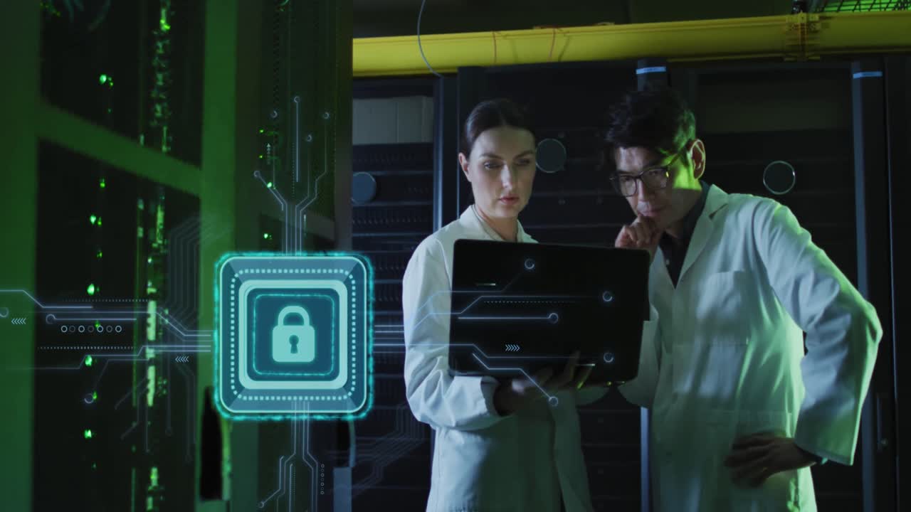 animación de candado digital y datos sobre mujeres y hombres diversos trabajando en la sala del servidor
