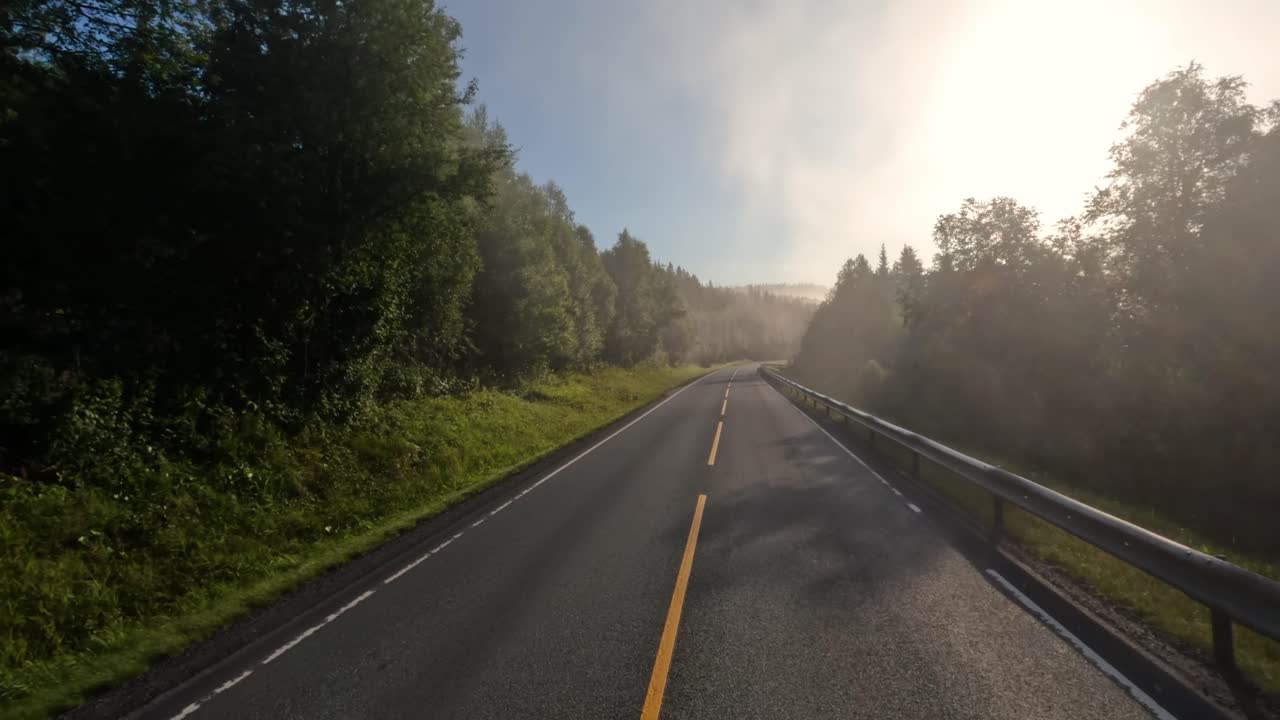 Nebbia su una strada norvegese. Viaggio in auto con prospettiva del veicolo. Guida di un'auto su una strada in Norvegia