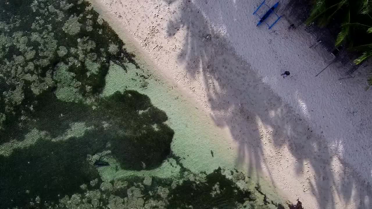 video aéreo de drones de una exótica isla tropical de arena blanca en el sudeste asiático