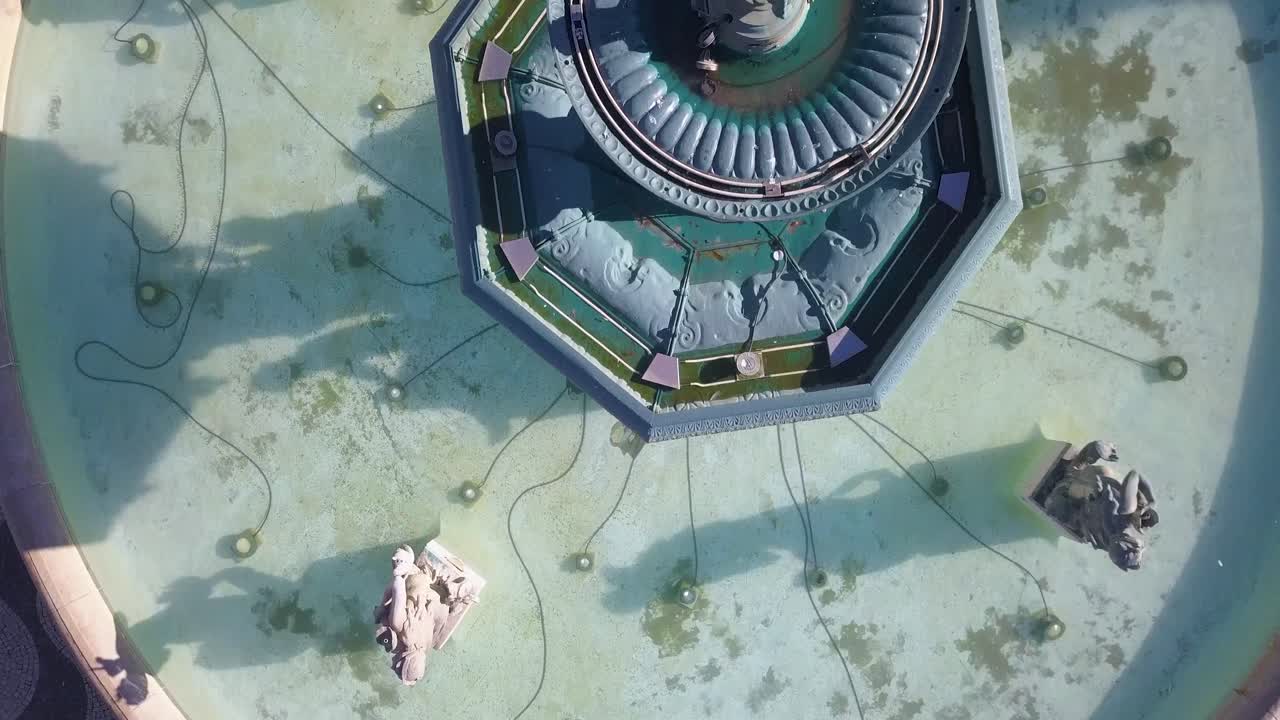 vista aérea de arriba hacia abajo de la fuente en la plaza rossio centro de lisboa, cámara lenta portugal