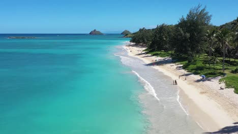 colpo di annegamento sorvolando la spiaggia di kailua su oahu hawaii verso i mokes a lanikai