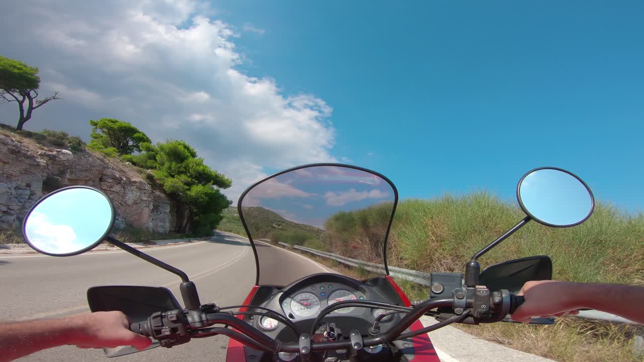 montando una motocicleta en la montaña penteli en grecia