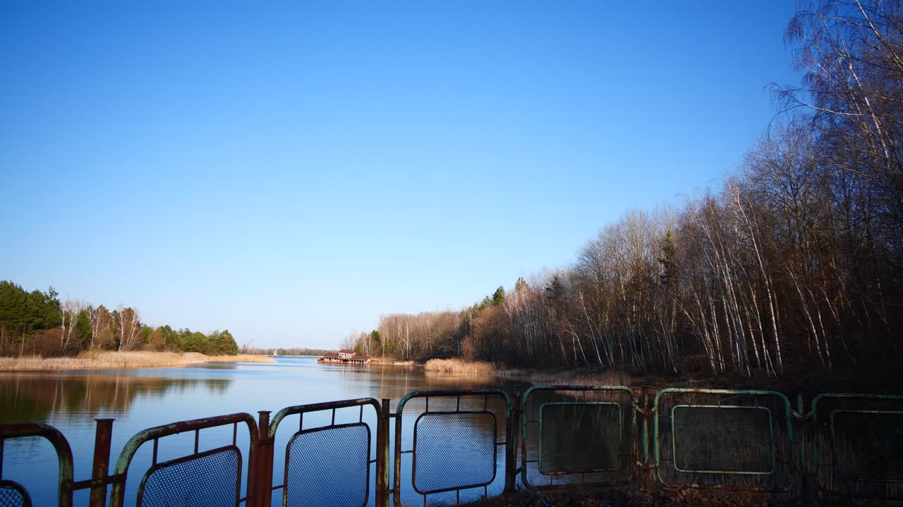 el río azul pripyat detrás de la puerta de metal oxidada, chernobyl