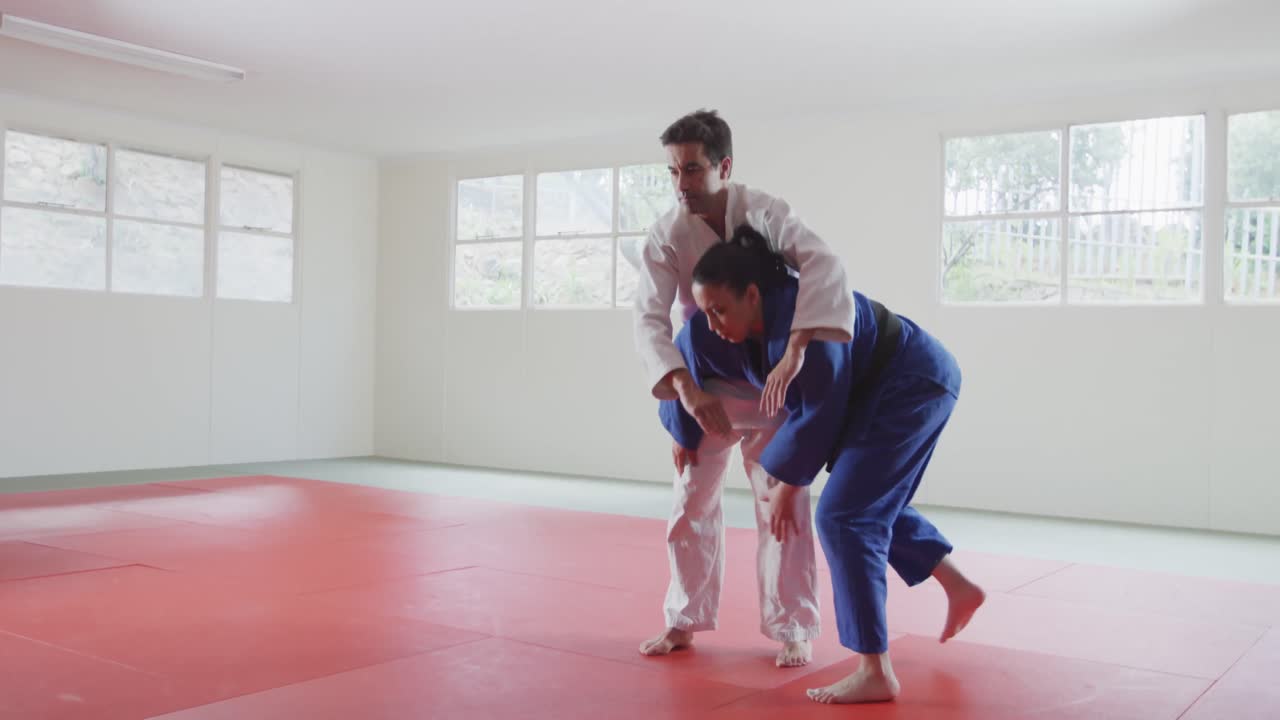 entrenamiento de judokas haciendo un randori en el tapete de judo
