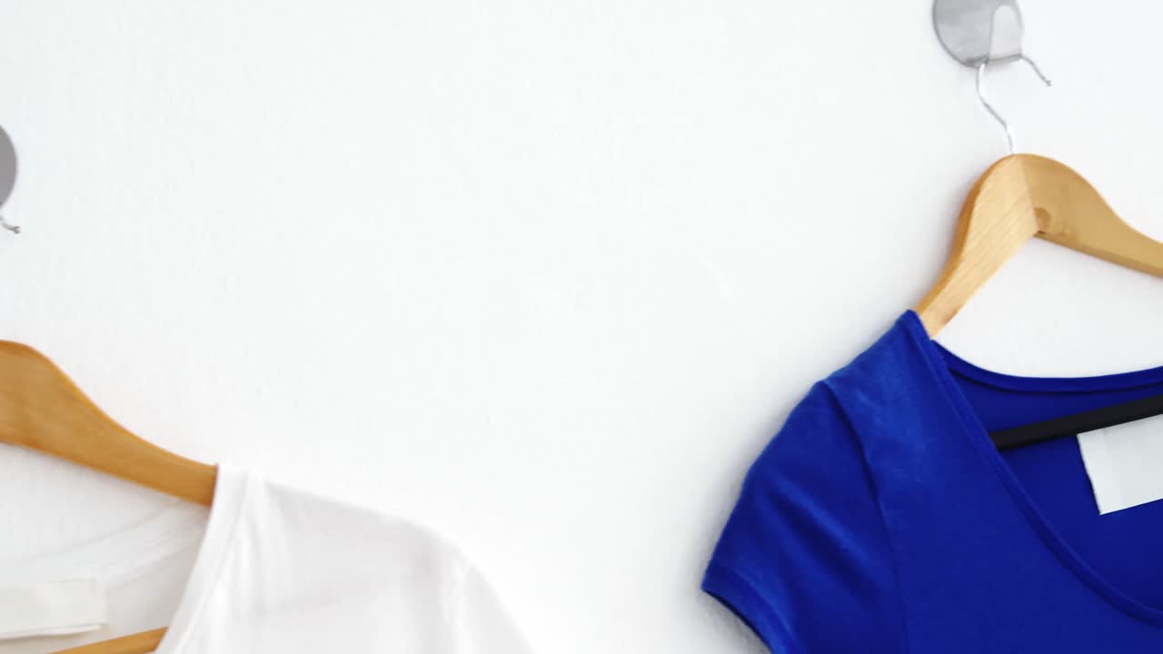 ⁇  벽에 매달린 티셔츠