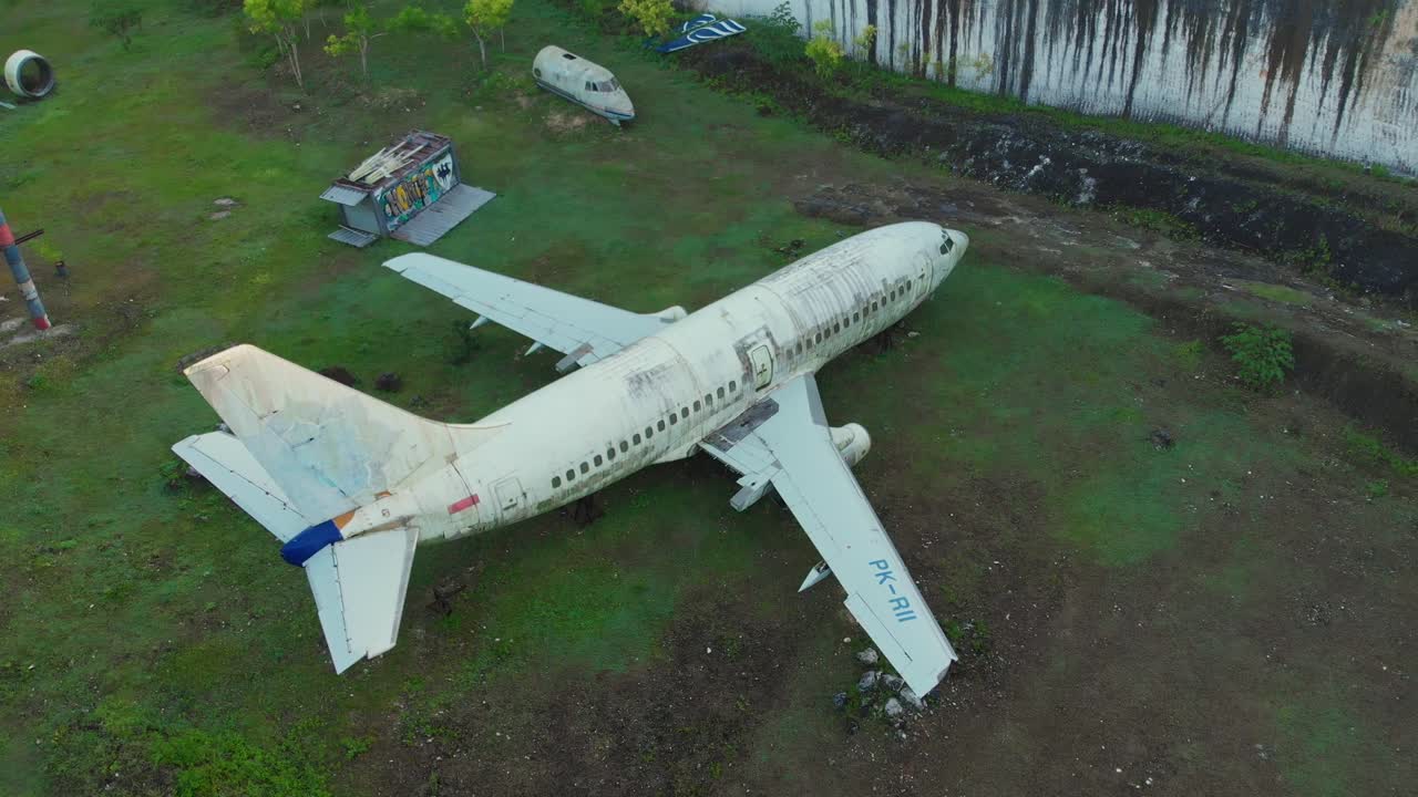 Vecchio aereo abbandonato a Uluwatu, Bali, Indonesia