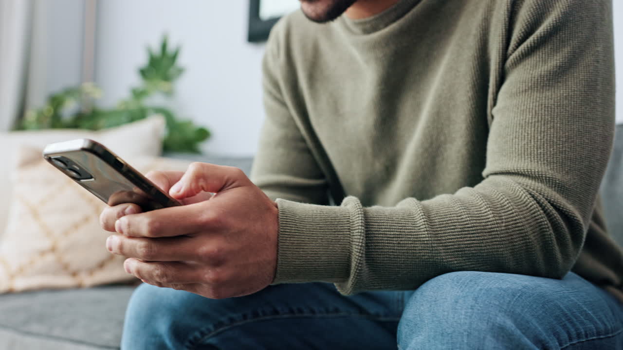 manos, teléfono y hombre de texto y relajarse