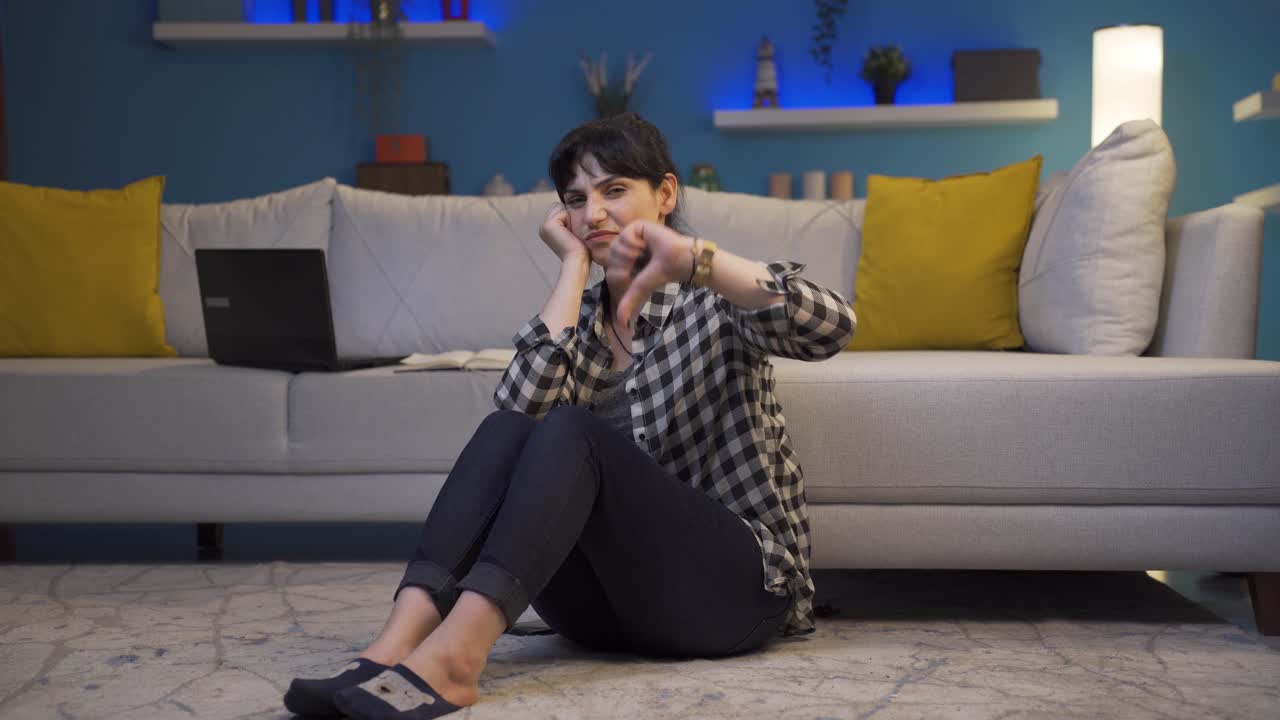 카메라에 부정적인 모습을 보이는 여자.