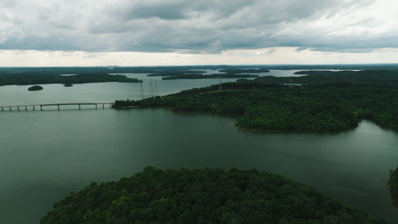 cielo nublado sobre el parque estatal long hunter en las orillas del lago percy priest en hermitage, tennessee, ee.uu.