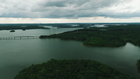 Bewölkter-Himmel-über-Dem-Long-Hunter-State-Park-Am-Ufer-Des-Percy-Priest-Lake-In-Hermitage,-Tennessee,-USA