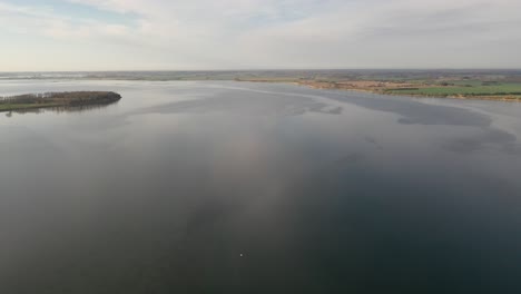 Vuelo-De-Drones-Sobre-El-Agua-En-Dinamarca