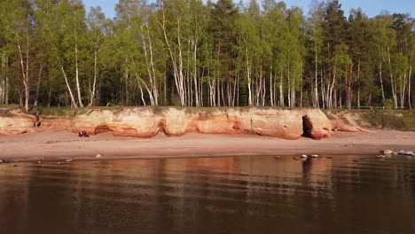 acantilados de arenisca roja en la costa del mar báltico veczemju klintis vista aérea