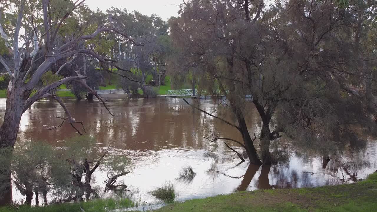 빠르게 흐르는 침수 위로 공중 상승