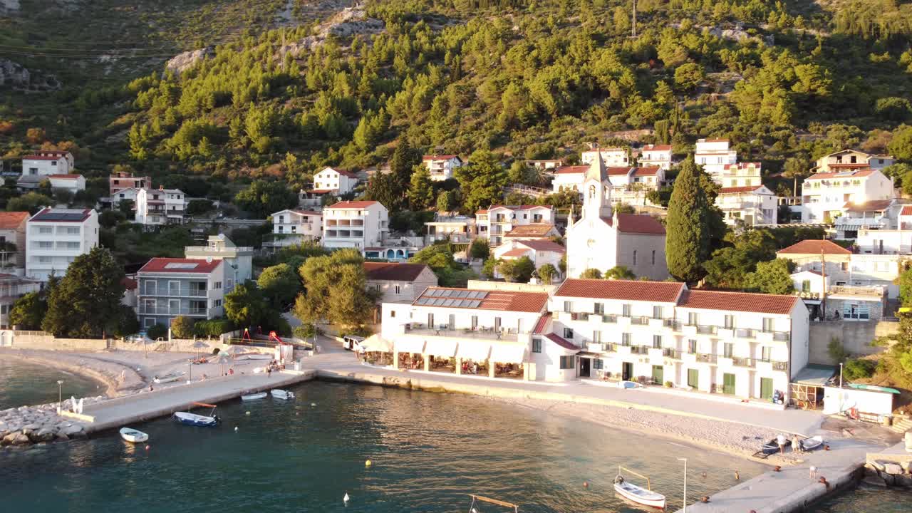 fotografía aérea de la puesta de sol de brist, croacia, que muestra vistas panorámicas de la costa adriática y un tranquilo pueblo costero