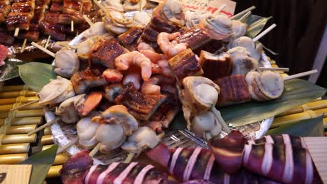 Deliciosa-Comida-De-Mar-En-El-Famoso-Mercado-De-Pescado-De-Tsukiji-En-Tokio,-Japón.