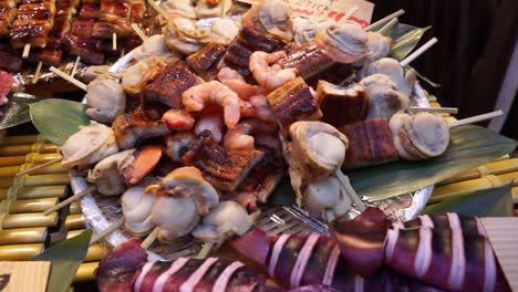 deliciosa comida de mar en el famoso mercado de pescado tsukiji en tokio, japón