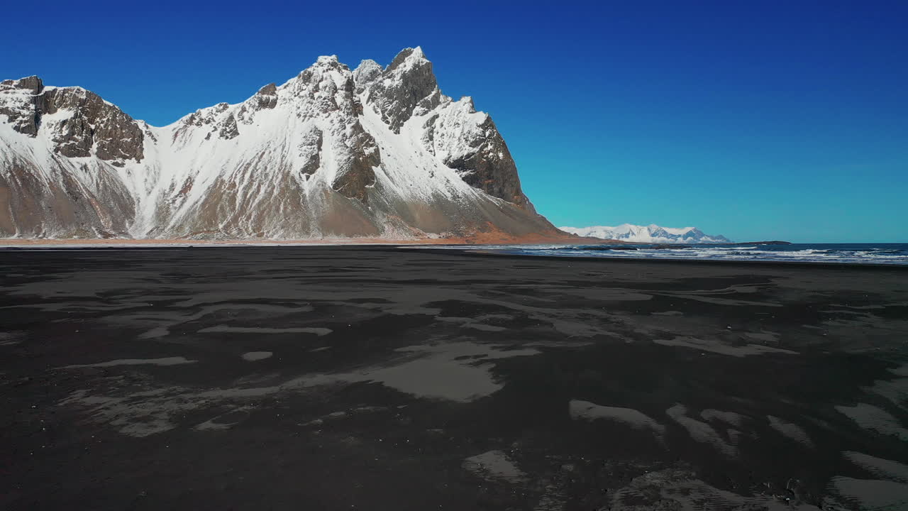 남쪽 아이슬란드의 스톡스네스 해변 한가운데에 버려진 피아노 - 낮은 공중
