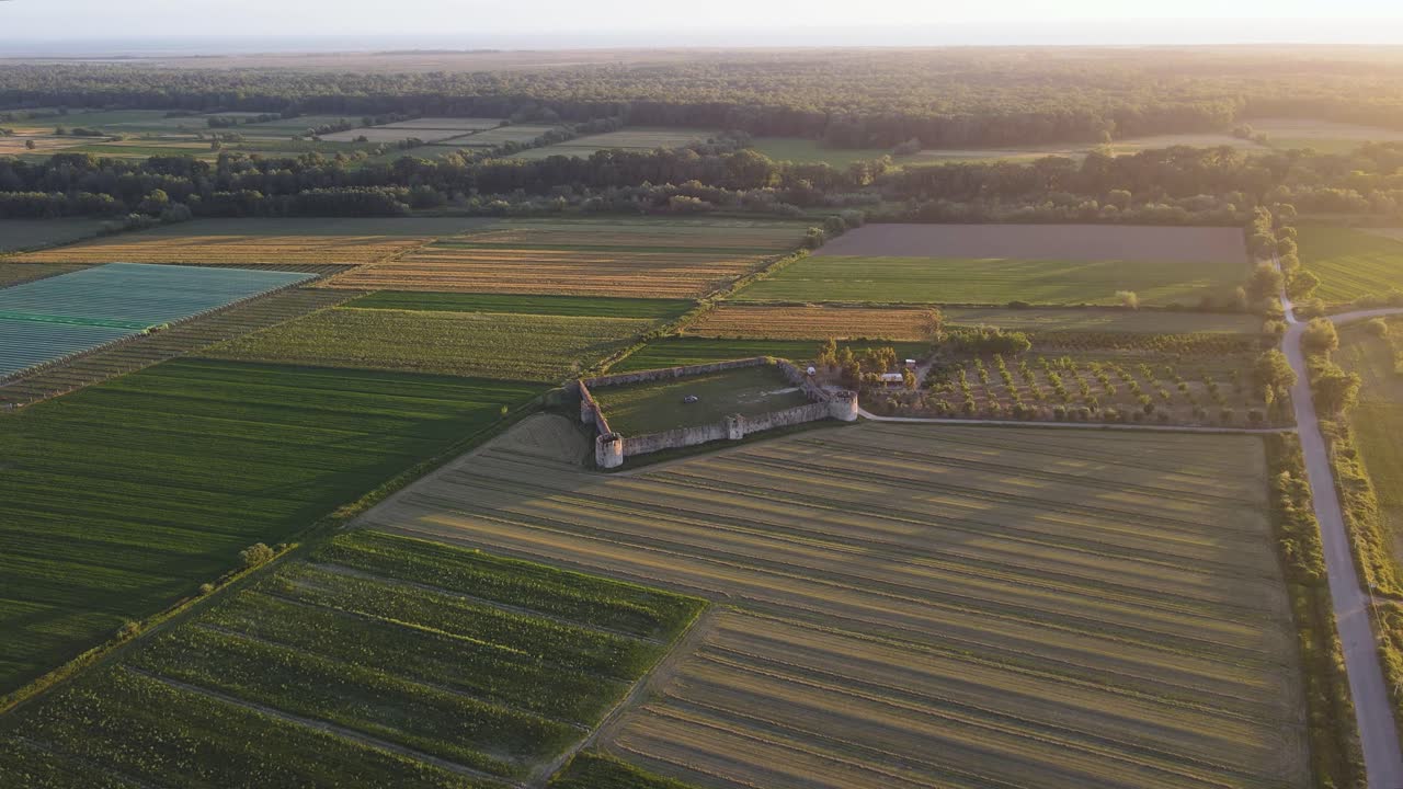 la fortaleza de bashtovë es una fortaleza cuadrangular medieval ubicada cerca de la desembocadura del río shkumbin en el mar adriático en albania central