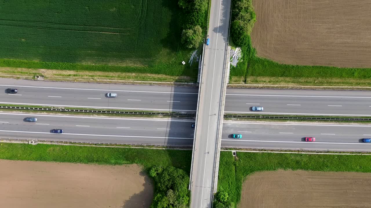 고속도로에서 지나가는 자동차의 전망v