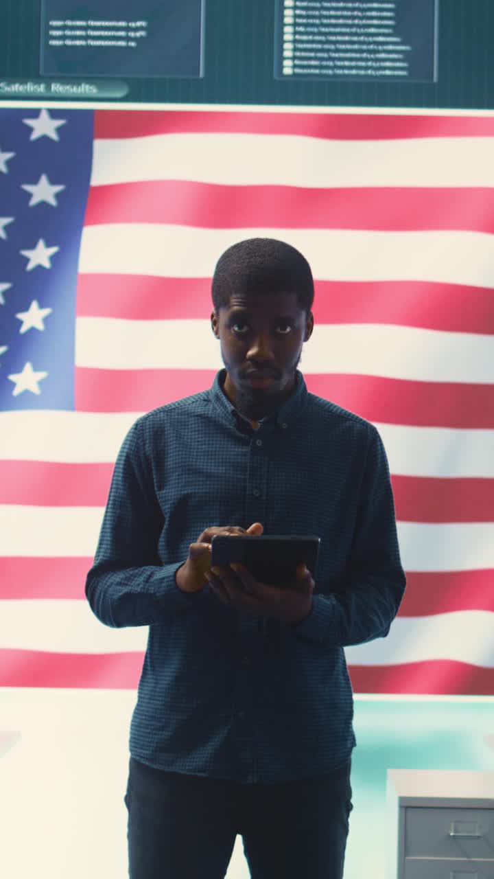 Jovem negro usando tablet em frente à bandeira americana