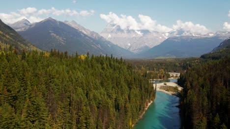 Außergewöhnliche-Zoomaufnahme-Des-Fraser-River-Im-Mount-Robson-Provincial-Park-In-British-Columbia-In-Kanada-An-Einem-Tag-Mit-Sonne-Und-Wolken,-Umgeben-Von-Wald-Und-Schnee-Auf-Den-Berggipfeln