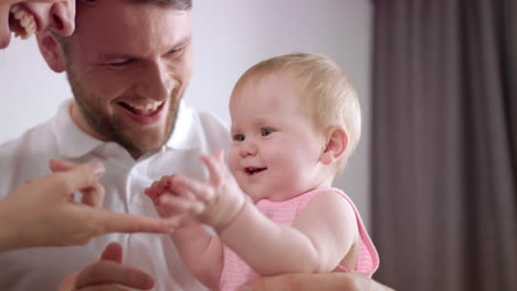 la madre y el padre disfrutan jugando con el niño. una familia alegre disfruta de la unión.