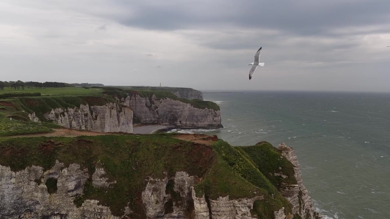 Luftfoto over Frankrigs Alabasterkyst, Étretat-klipperne, Den Engelske Kanal i Normandiet.