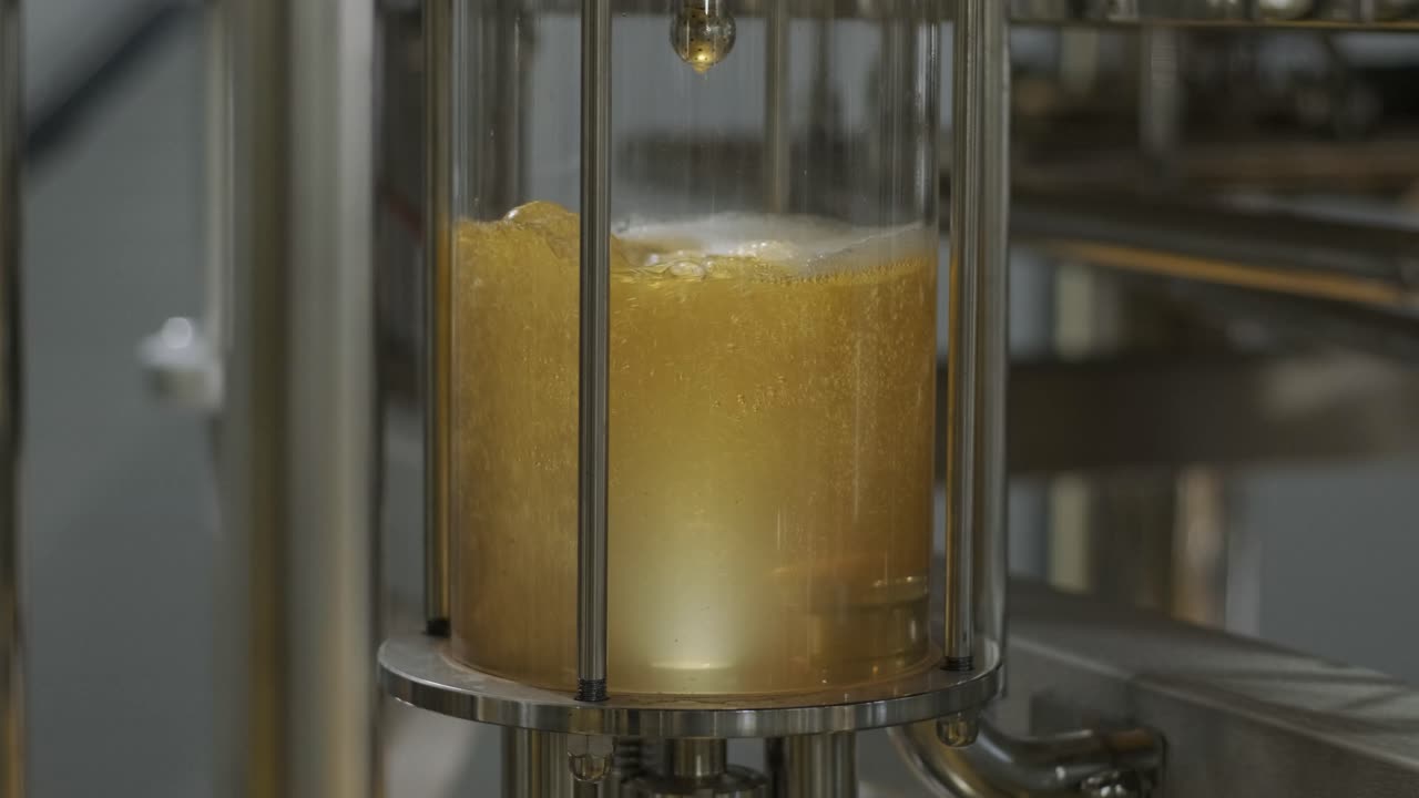 cervecería artesanal moderna. producción de cerveza artesanal. equipo moderno en la cervecería