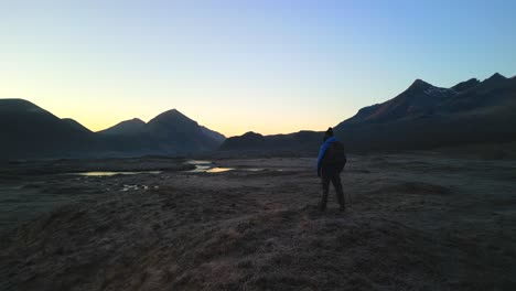 pan de cuillin negro a cuillin rojo al amanecer con excursionista en la isla de skye escocia