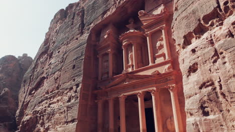 drone revelando las tumbas excavadas en la roca del tesoro detalles arquitectónicos en la cara de la roca de piedra arenisca, petra