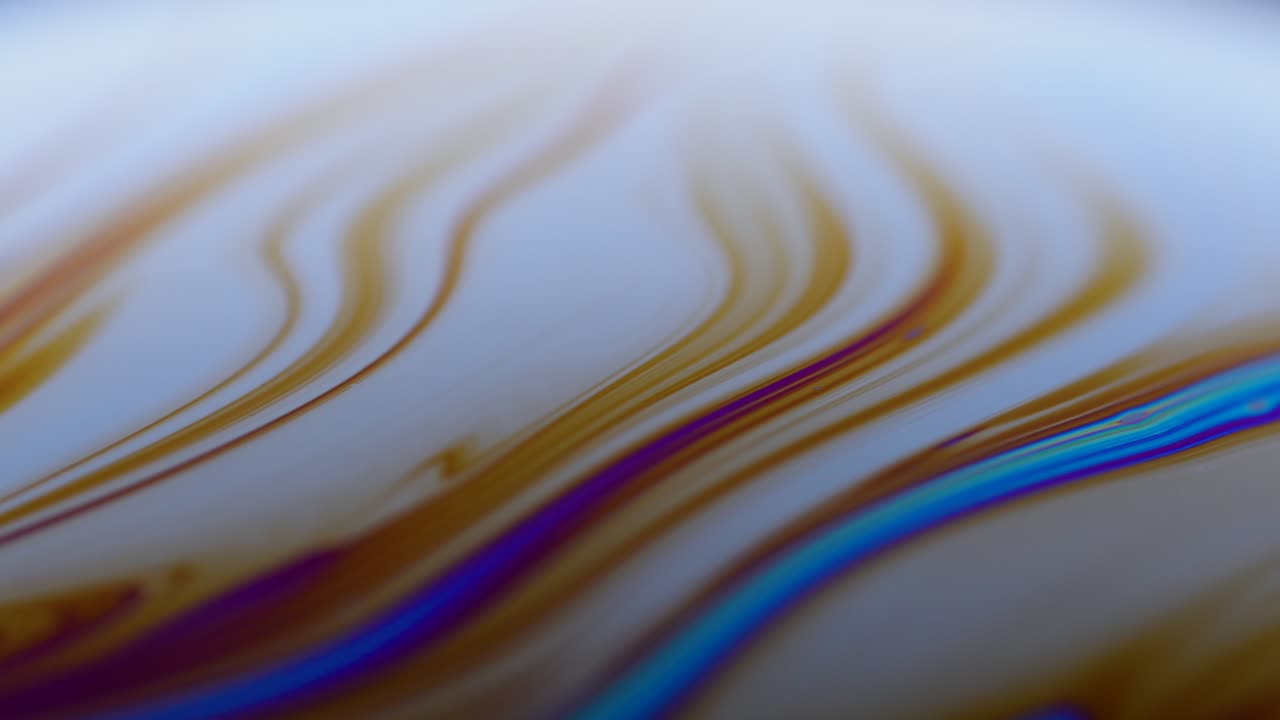 la superficie del jabón líquido con los colores cambiantes del arco iris. refracción de la luz en una burbuja de jabón, vacro cerrar partículas en movimiento. cerrar. movimiento lento