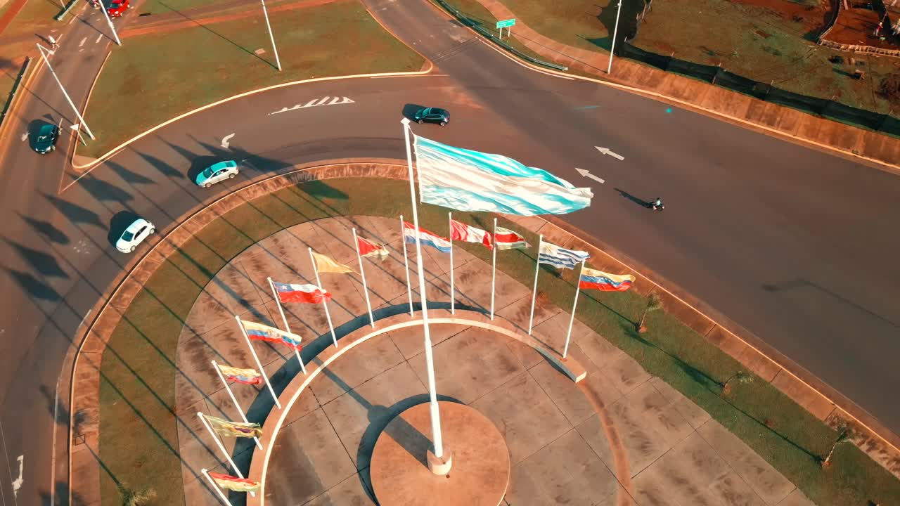 연합과 다양성을 상징하는 남미 발의 교차로, 활기찬 문화 교차로를 가로질러 이동하는 자동차와 혼잡한 교통 장면 한가운데에서 포착되었습니다.