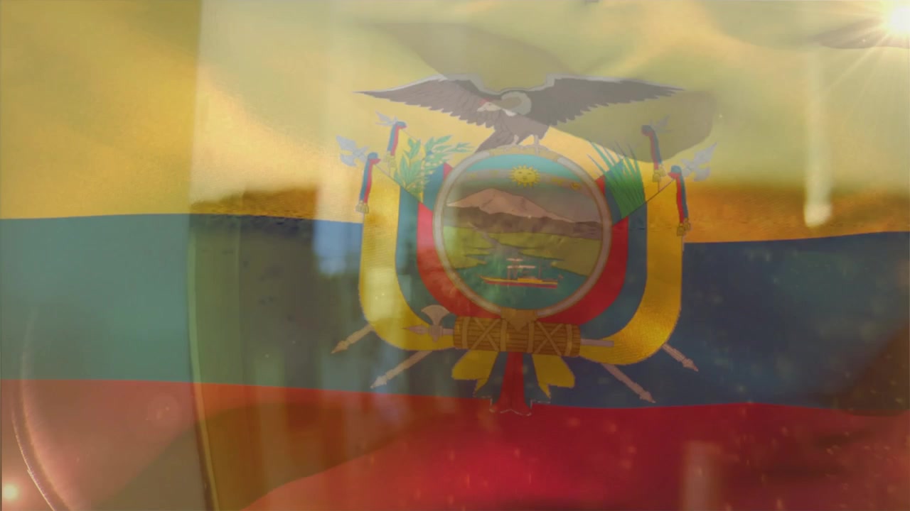 Bagliore in alto a destra che genera riflessi, facendo ondeggiare la bandiera dell'Ecuador e mettendo in evidenza lo stemma.