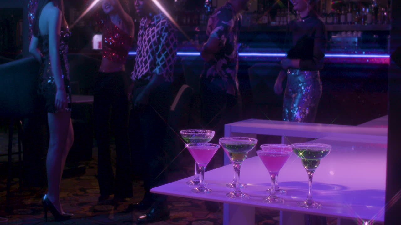 cócteles en la barra en una fiesta