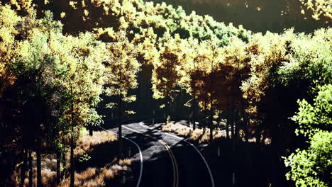 autopista en las montañas en un día de otoño en italia