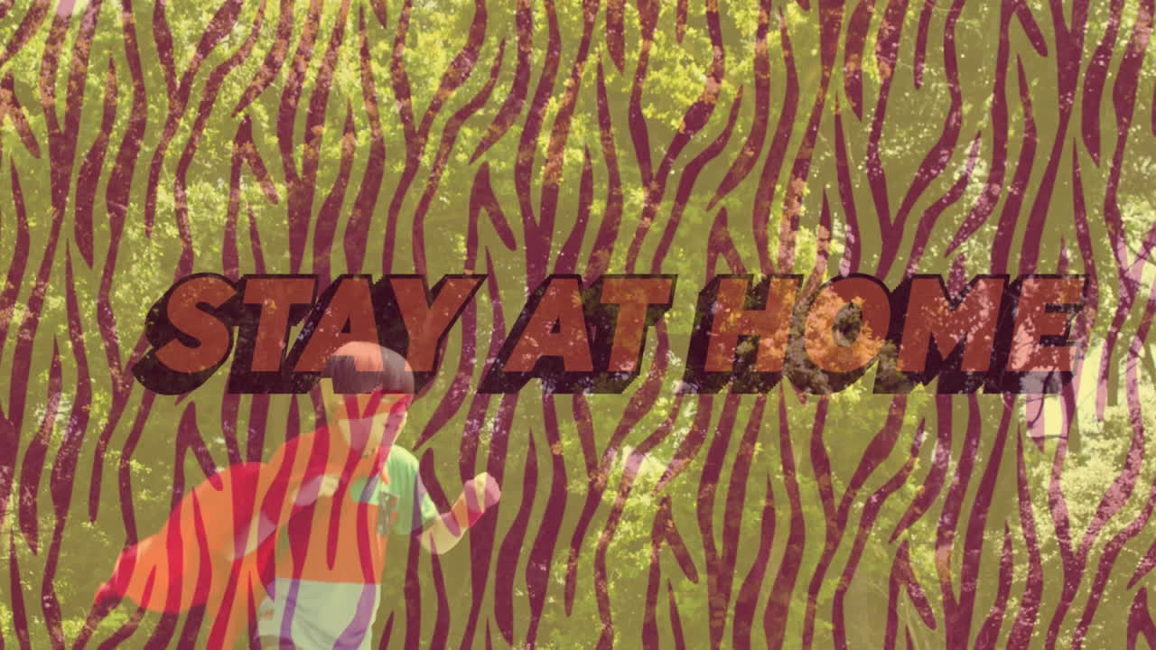 케이프를 입은 백인 소년보다 집에 머무르는 텍스트의 애니메이션