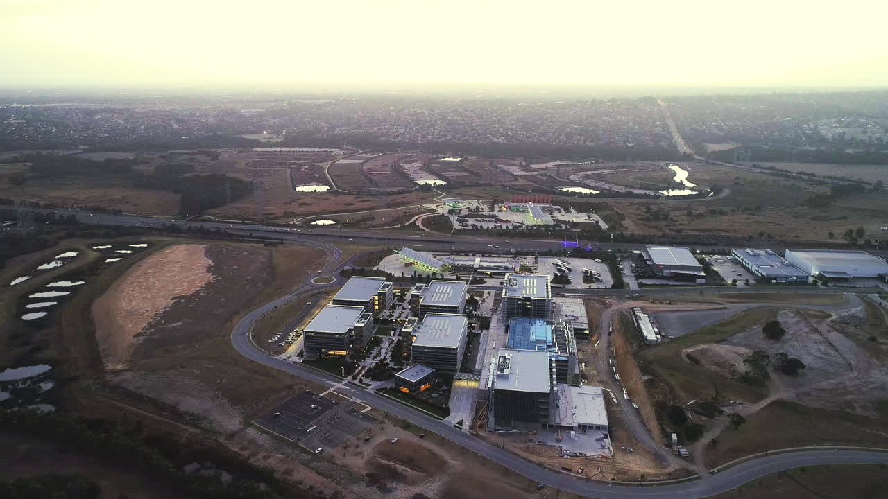 descenso aéreo suave sobre instalaciones de trabajo compartidas recientemente desarrolladas al lado de la autopista de peaje principal