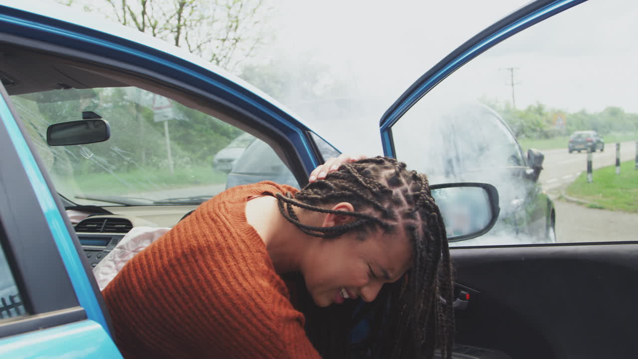 충돌 후 차에서 내리는 휘파람 부상을 입은 여성 자동차 운전자