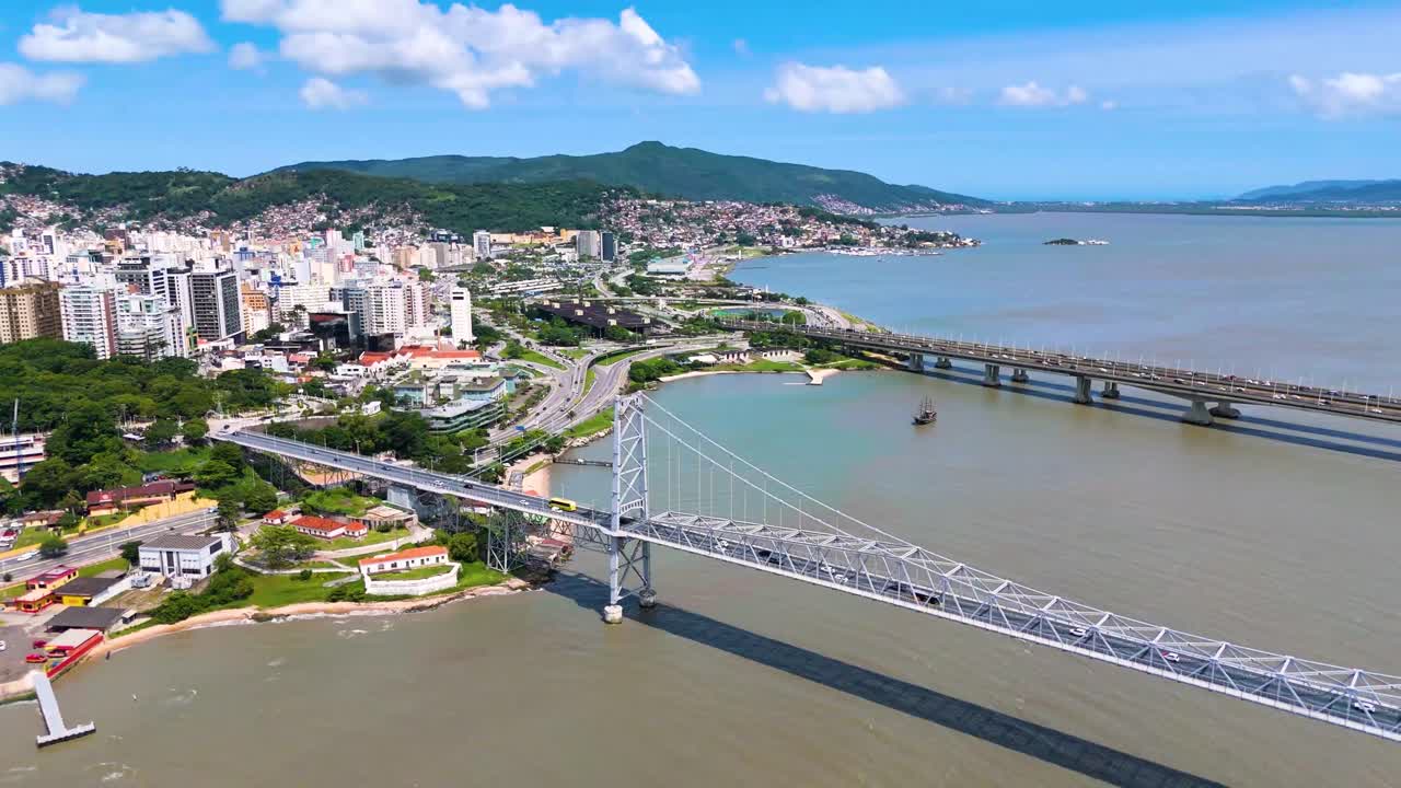 vista de avión no tripulado inclinado en el puente hercilio luz en florianópolis - brasil - día de verano y cielo despejado