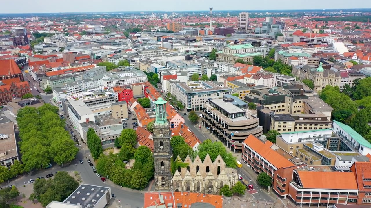 Betagende luftperspektiv af Hannover, Tyskland, med den ikoniske Marktkirche kirke midt i byarkitektur og grønne områder