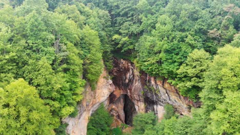 Video-De-Drones-De-4k-De-La-Sucursal-De-Burnett-En-Emerald-Village-Cerca-De-Little-Switzerland,-Nc-El-Día-De-Verano-1